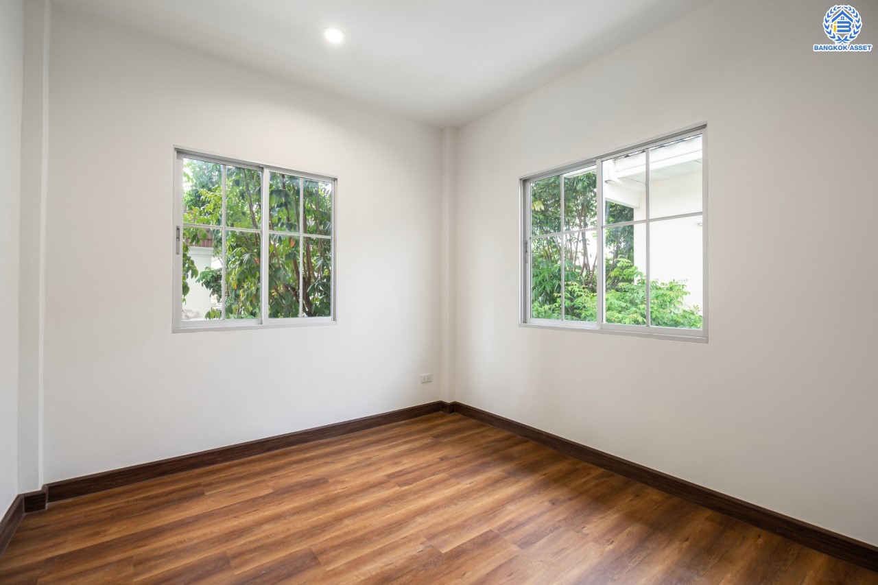 บ้านมือสองตกแต่งใหม่ ม.เดอะวิลล่า ราชพฤกษ์-ท่าอิฐ หลังมุม แบรนด์ Property Perfect โซนต้นโครงการ เดินทางสะดวก เนื้อที่ 23.9 ตร.ว. ฟังก์ชัน 3 ห้องนอน 2 ห้องน้ำ จอดรถได้ 1 คัน บนทำเลเชื่อมต่อทั้ง ถ.รัตนาธิเบศร์ และถ.ราชพฤกษ์ และเพียง 10 นาทีถึงรถไฟฟ้า "สถานีบางรักน้อยท่าอิฐ"...